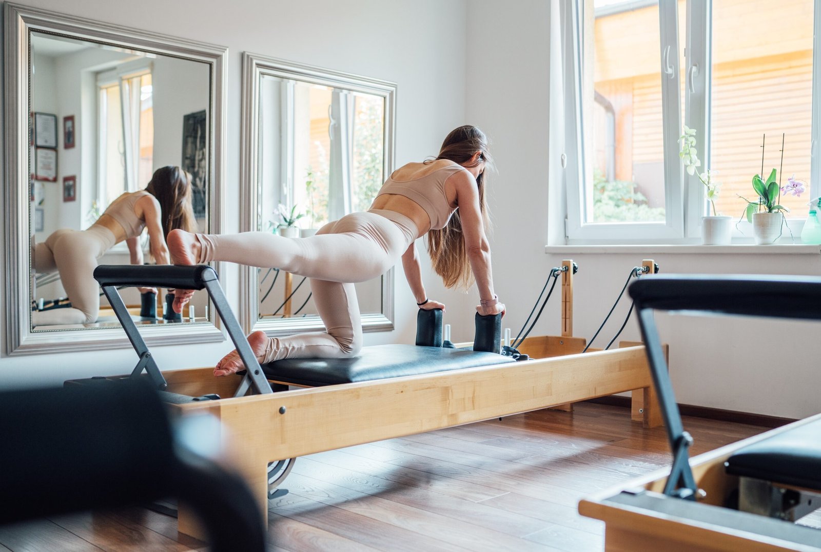 Beautiful,Fit-shape,Female,Dressed,Sporty,Doing,Abs,Muscles,Strength,Exercises